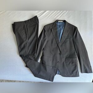 LIKE NEW Strong Suit - 2 piece - Dark Gray - Tailored - Jacket 44R - Waist 34”